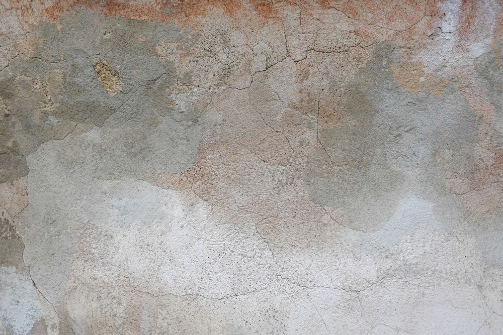 Façade avant travaux, fissures et plâtre dégradé